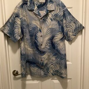 Caribbean 100% Silk Blue and Cream Palm-Print Short-Sleeve Shirt. B09